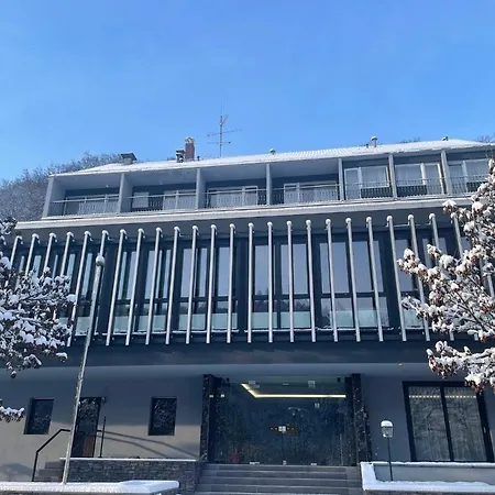 Schlangenbader Hof 3*